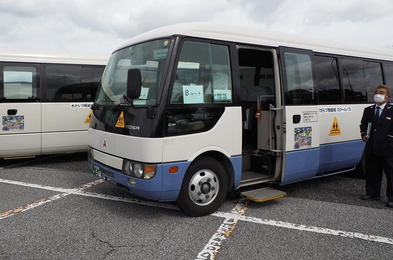 運行が始まった「きさらづ特認校スクールバス」＝木更津市
