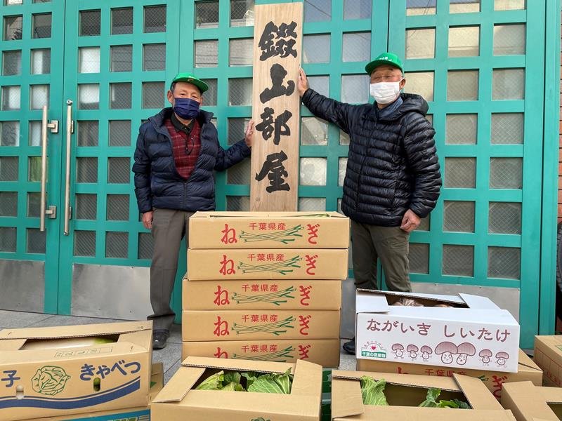 錣山部屋に茂原市産の野菜を贈呈した「ねぎぼうず」の加藤組合長（左）と中村副組合長＝東京・江東区
