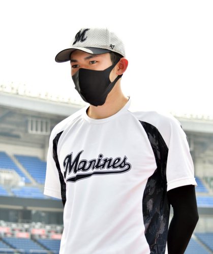 完全試合達成から一夜明け、取材に応じる千葉ロッテの佐々木朗希投手＝１１日午前、ＺＯＺＯマリンスタジアム