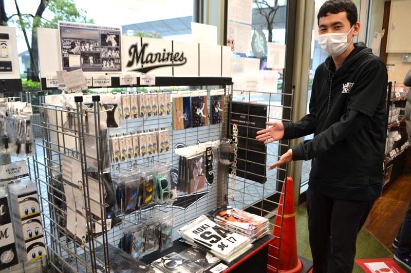 完全試合達成を受け、マリーンズストア海浜幕張駅前店に設けられた佐々木朗希選手のコーナー＝１５日、千葉市美浜区