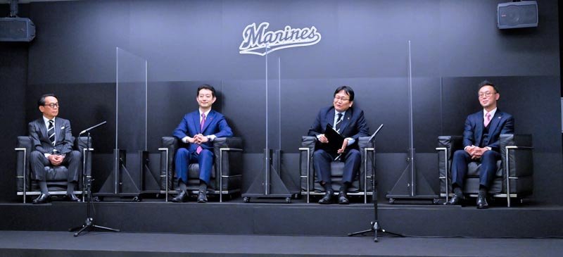 会談に臨む（左から）河合克美千葉ロッテオーナー代行兼社長、熊谷俊人県知事、神谷俊一千葉市長、澤田宏太郎ＺＯＺＯ代表取締役社長兼ＣＥＯ＝１５日、千葉市美浜区のＺＯＺＯマリンスタジアム