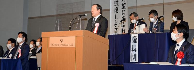 自民党県連大会で、あいさつする浜田会長（中央）。公明党県本部の平木代表（右）も出席＝１６日、千葉市美浜区のホテル