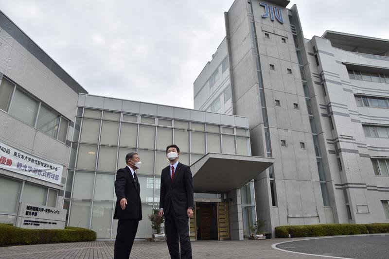 長谷川市長（左）からキャンパスについての説明を受ける熊谷知事＝１８日、鴨川市の城西国際大安房キャンパス
