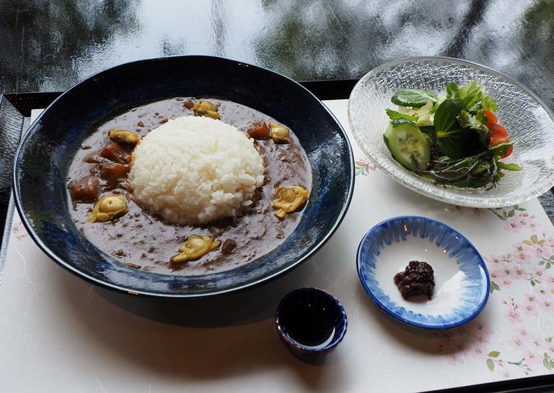 アサリカレーをベースに味の深みを追求した「海と森のハーモニーカレー」

