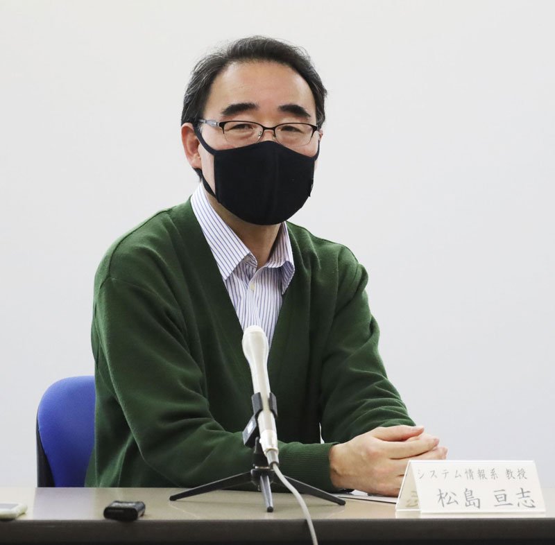 取材に応じる筑波大の松島亘志教授＝２６日午後、茨城県つくば市（共同）