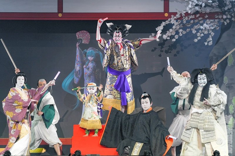 中村獅童さんとバーチャルキャラクター「初音ミク」らが共演した「超歌舞伎」＝２９日、千葉市美浜区の幕張メッセ（実行委員会提供）