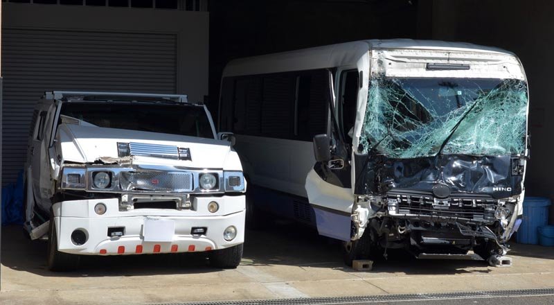 四街道市の県道交差点で衝突したマイクロバスと四輪駆動車＝３０日、四街道署