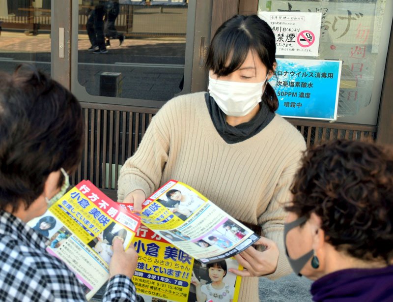 小倉美咲さんを見つけるために情報提供を呼び掛ける母のとも子さん＝２０２０年１０月、成田市