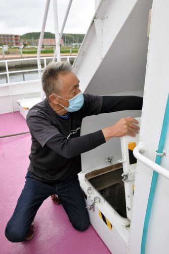 船のチェックに入る銚子海洋研究所の宮内さん。運航有無にかかわらず日々続けている＝２３日、銚子市
