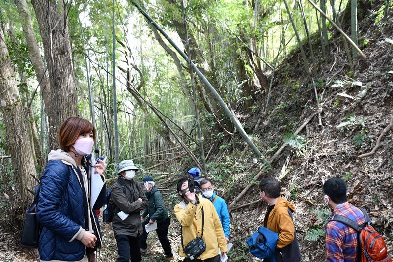 山城の見どころを解説する山城ガールむつみさん（左）＝東庄町
