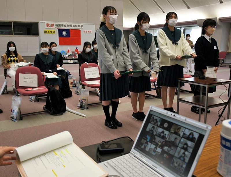 オンラインで台湾の生徒に向けて成田の魅力を紹介する生徒＝成田市役所
