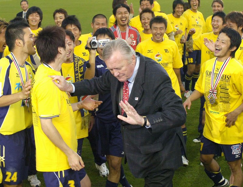 ２００５年１１月、Ｊリーグナビスコ杯で初優勝し、選手たちに囲まれたが胴上げを遠慮するＪ１千葉のイビチャ・オシム監督（中央）＝国立競技場（共同）