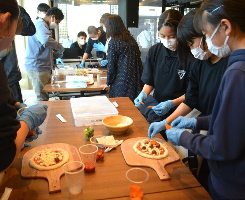 多彩なご当地食材を使ったピザ作りで、栄養や環境問題も学んだ中学生選手たち＝船橋市
