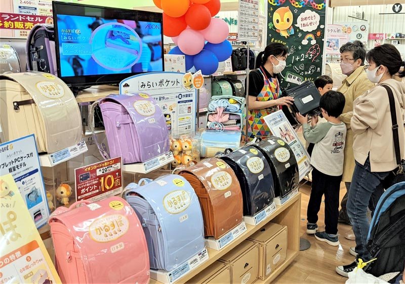 イオン津田沼店の特設会場で、来春入学用のランドセルを選ぶ家族連れ＝４月２９日、習志野市（同社提供）