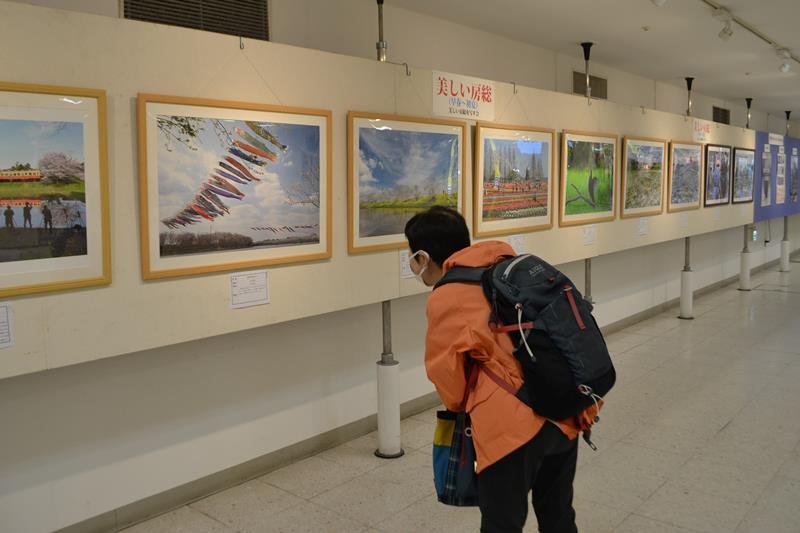 早春から初夏にかけての房総の風景が並ぶ写真展＝５日、千葉市中央区のそごう千葉店
