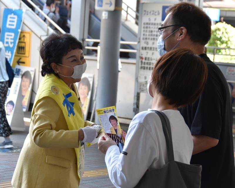 街頭演説で、有権者に政策を熱く語る猪口氏（左）＝５日、ＪＲ船橋駅前
