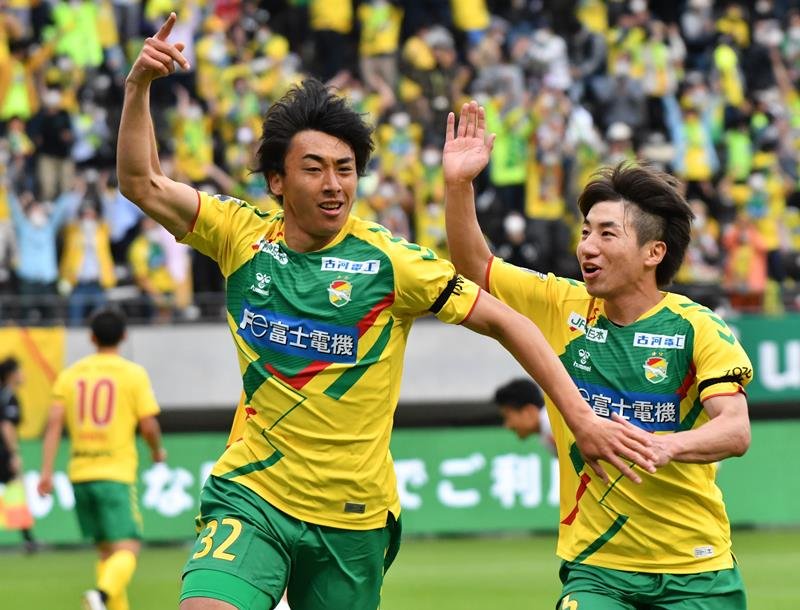 千葉―岡山　後半４９分、決勝ゴールを挙げ駆け出す千葉・高橋（左）＝フクアリ