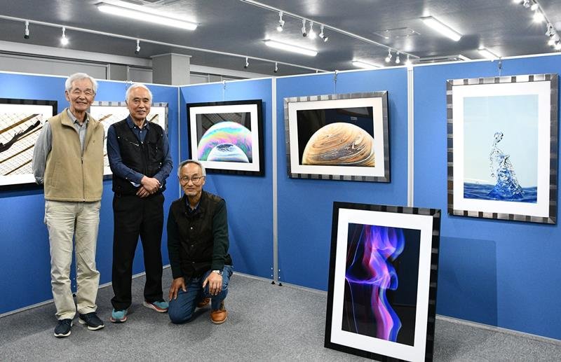 「ナニコレ写真展」を開催している（左から）林さん、向後さん、榎本さん＝東庄町

