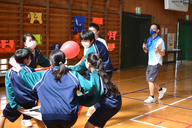 元五輪選手の三好さん（右）の指南で、風船リフティングに挑戦する生徒たち＝１０日、習志野市屋敷の市立第六中

