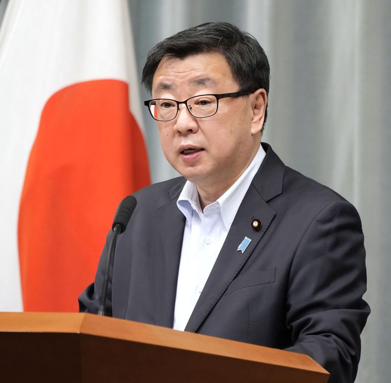 記者会見する松野官房長官＝１１日午前、首相官邸（共同）
