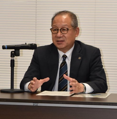 就任記者会見で抱負を語る岸所長＝１２日午後、千葉家裁
