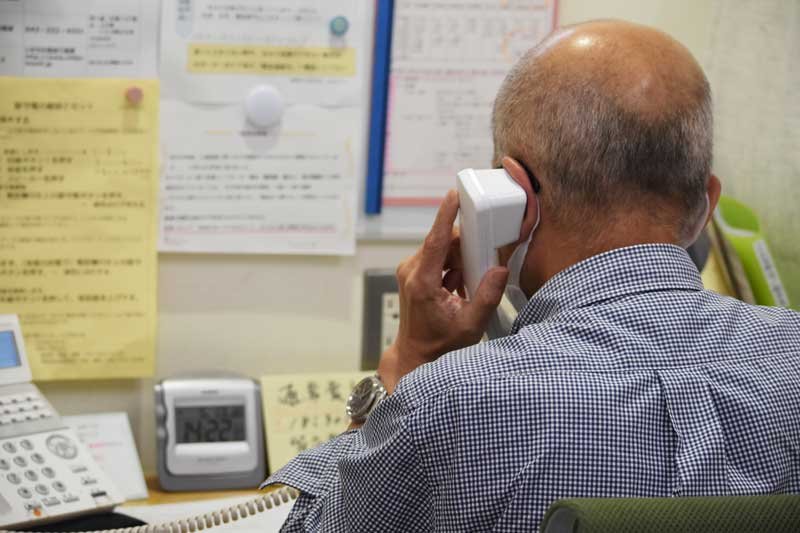電話相談を受ける「千葉いのちの電話」相談員＝１３日午後、千葉市中央区