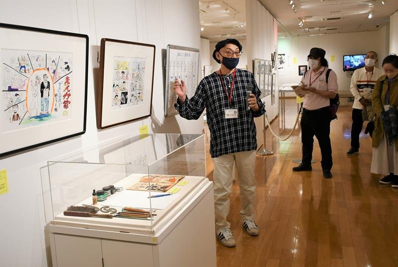 自身の作品についてファンに解説するももなりさん＝成田市
