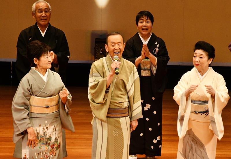 民謡を披露する原田さん（前列中央）＝香取市
