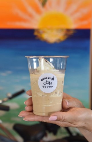 インドネシア産のコーヒー豆と須藤牧場のソフトクリームを合わせた「ココ生シェイク」＝南房総市のｃｏｃｏｃａｆｅ