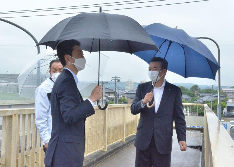 大網白里市の国道１２８号の視察で金坂市長（右）らから説明を受ける熊谷知事（左手前）＝１６日
