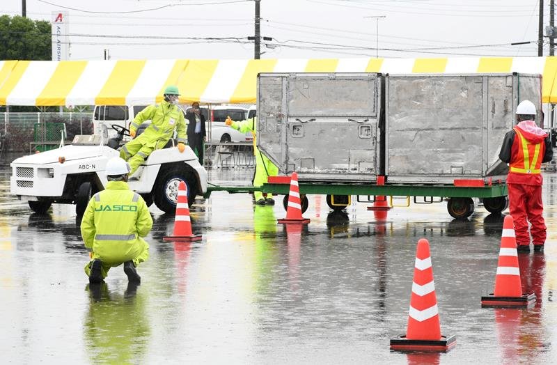 成田空港で培ったトーイングトラクターの運転技術を披露する出場者＝成田市
