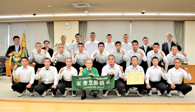 ２８年ぶりに春の県大会王者に輝き、関東大会での一層の飛躍を誓った市船橋高野球部員。前列中央は激励した松戸市長＝１９日、船橋市役所