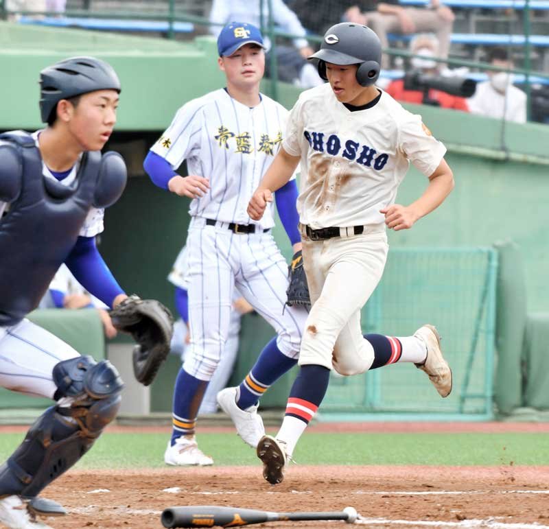 銚子商―青藍泰斗　４回裏銚子商２死二塁、飯島の右前打で二走横田が生還し２―１とする＝宇都宮清原