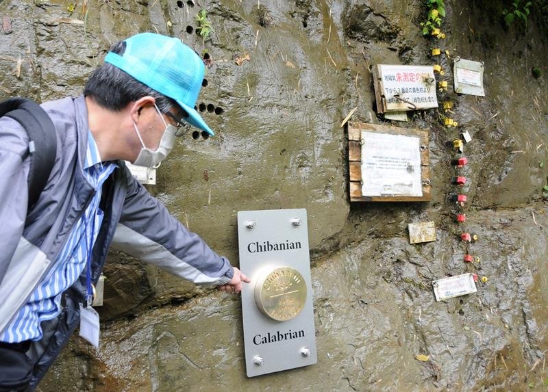 チバニアンの現地に設置した「ゴールデンスパイク」を指差すボランティアガイド＝２１日、市原市田淵
