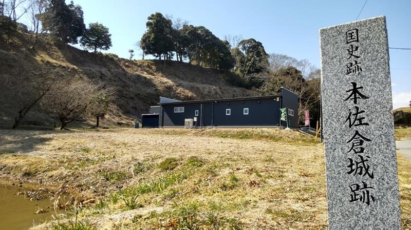 碑、案内所と城山
