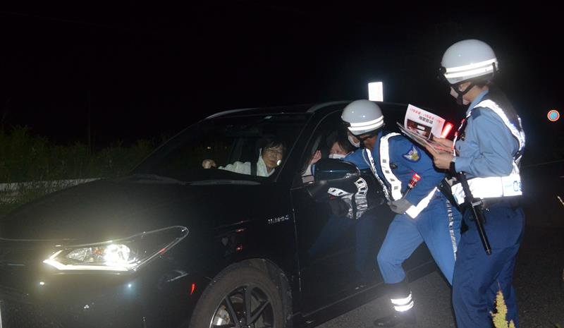山武、匝瑳署合同で行われた飲酒運転の取り締まり＝２４日夜、横芝光町
