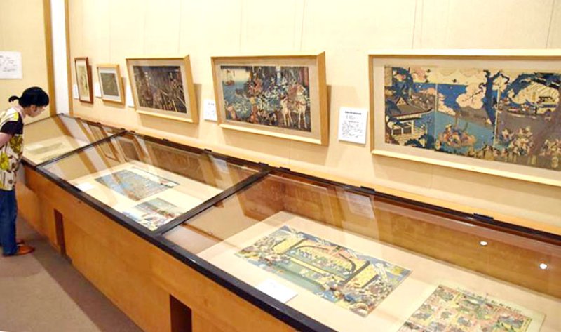 頼朝が洲崎明神へ参詣した様子を描いた作品など７１点が並ぶ特別展＝鋸南町の菱川師宣記念館