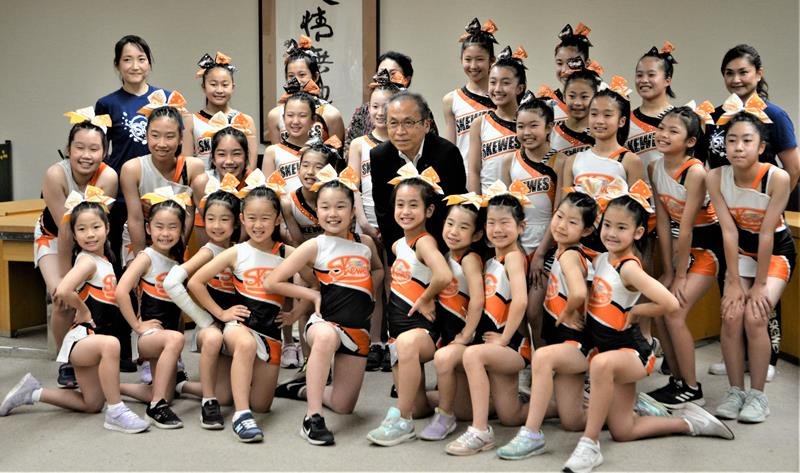 久しぶりの全国選手権優勝を報告し、記念撮影に臨むスキューズのメンバー＝船橋市役所
