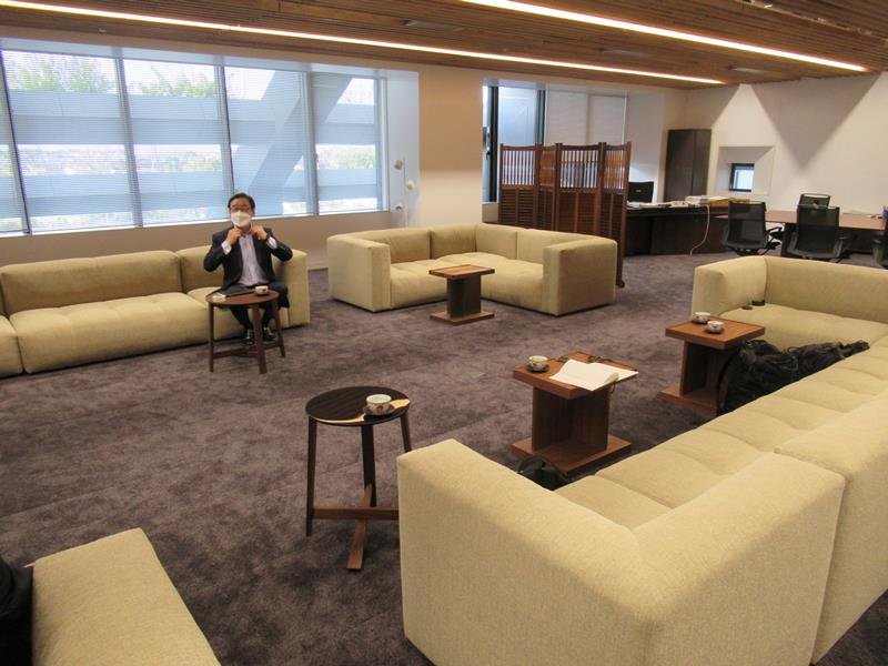 約１５０平方メートルと広い市川市の市長室。中央奥は田中市長＝２５日、市役所
