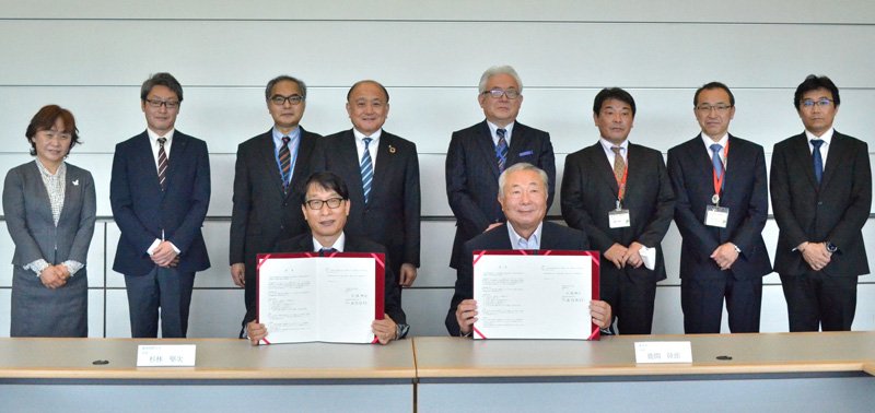 観光振興に関する連携協力の覚書を結んだ東金市の鹿間市長（右手前）と城西国際大の杉林学長（左手前）＝同市の同大千葉東金キャンパス