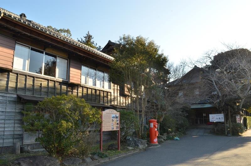 東金市にある「八鶴館」
