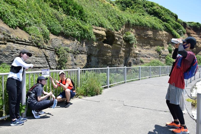 チェックポイントの屏風ケ浦で写真撮影する参加者＝銚子市
