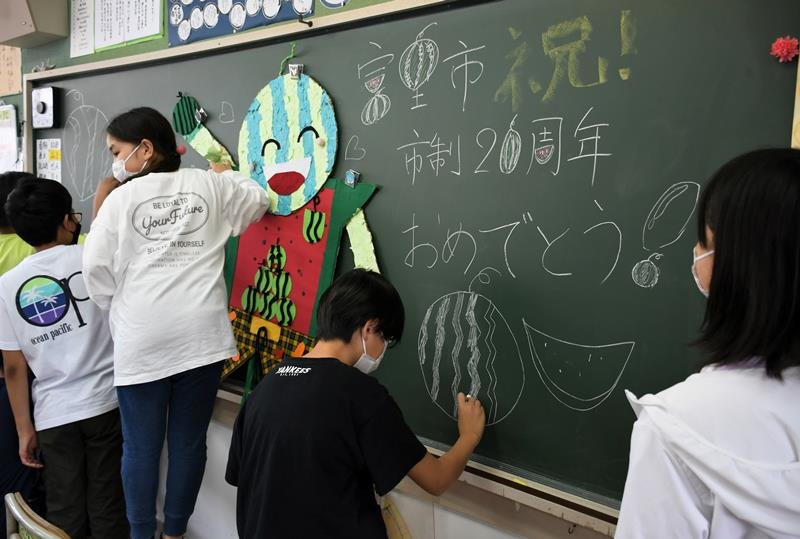 「とみちゃん」ファイル贈る　富里市制２０周年で小中生に　特産スイカキャラ