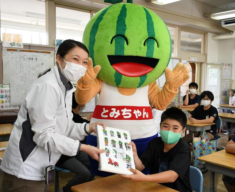 とみちゃんからクリアファイルを受け取った富里市立日吉台小学校の児童ら
