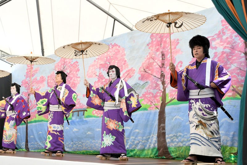 成田市の伊能歌舞伎保存会が２年半以上ぶりに披露した「弁天娘女男白浪」の舞台