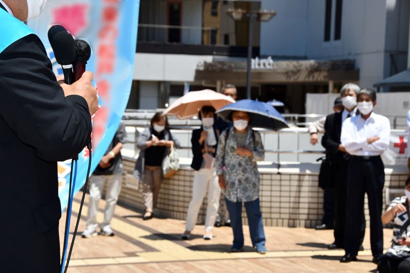 街頭で訴える候補者＝５月２９日、ＪＲ松戸駅前（写真は一部加工しています）
