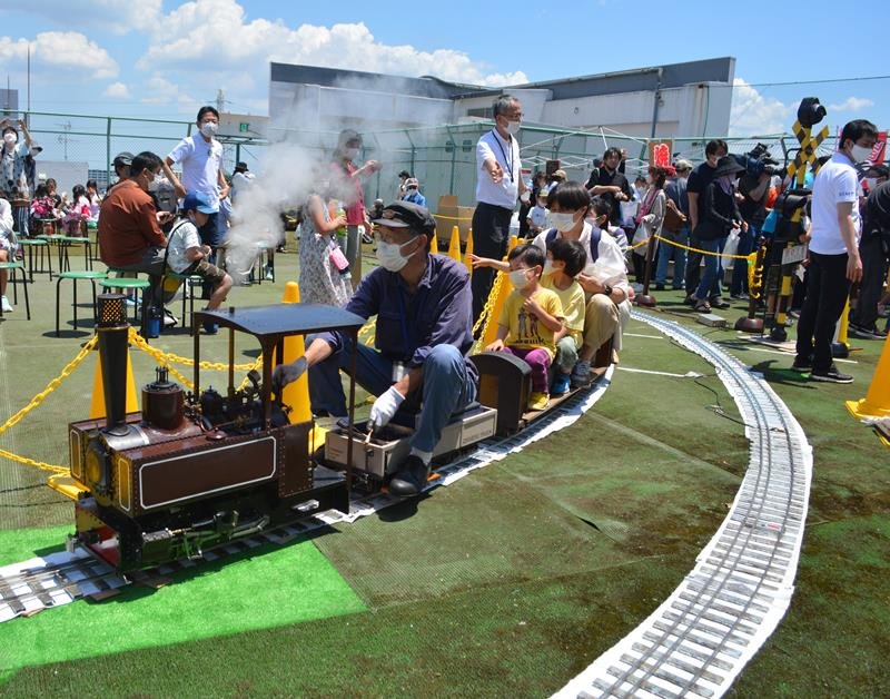 津田沼パルコの屋上でミニＳＬを楽しむ親子ら＝２８日
