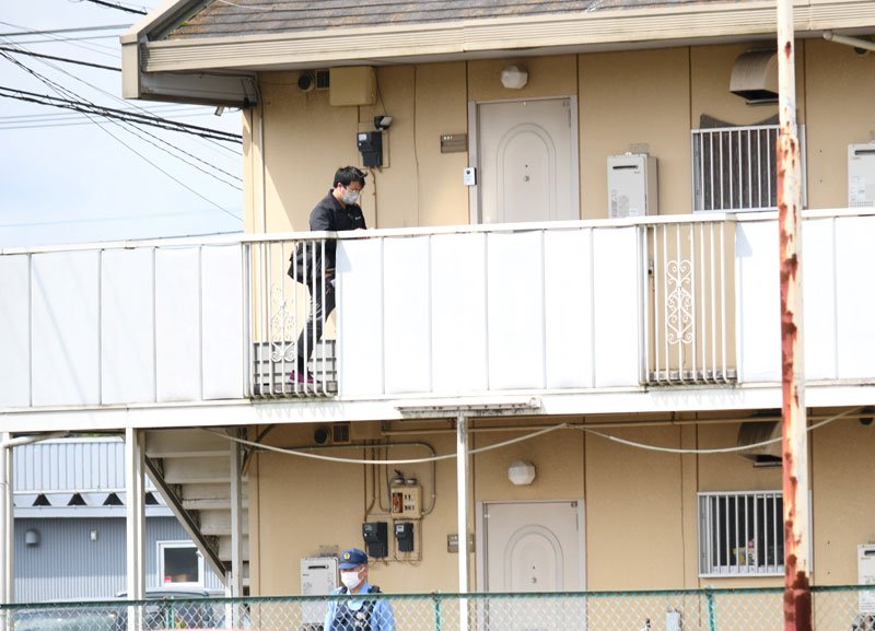 ２人の遺体が見つかったとみられるアパート＝２６日午前８時５５分ごろ、富里市七栄
