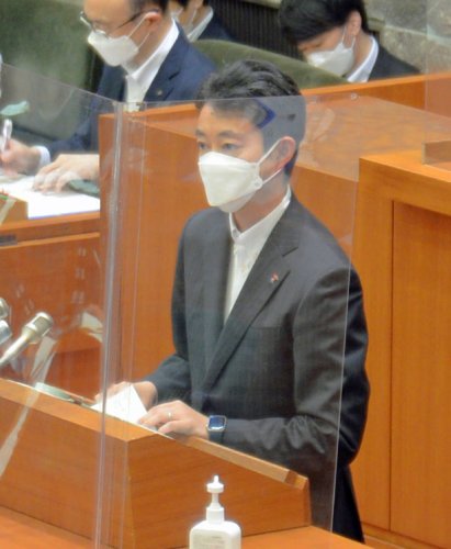 学校給食費無償化の方針を示した熊谷知事＝２日、県議会本会議事場