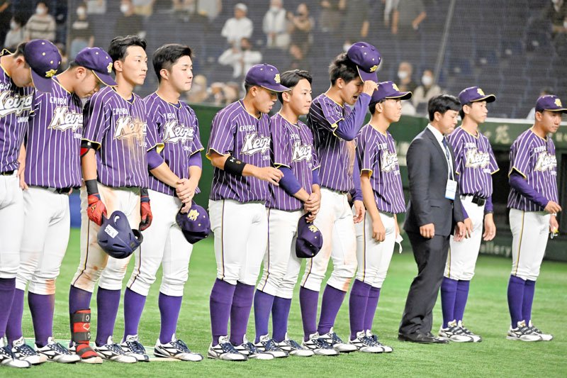 全日本大学野球選手権の１回戦で近大工学部に敗れた千葉経大ナイン＝７日、東京ドーム